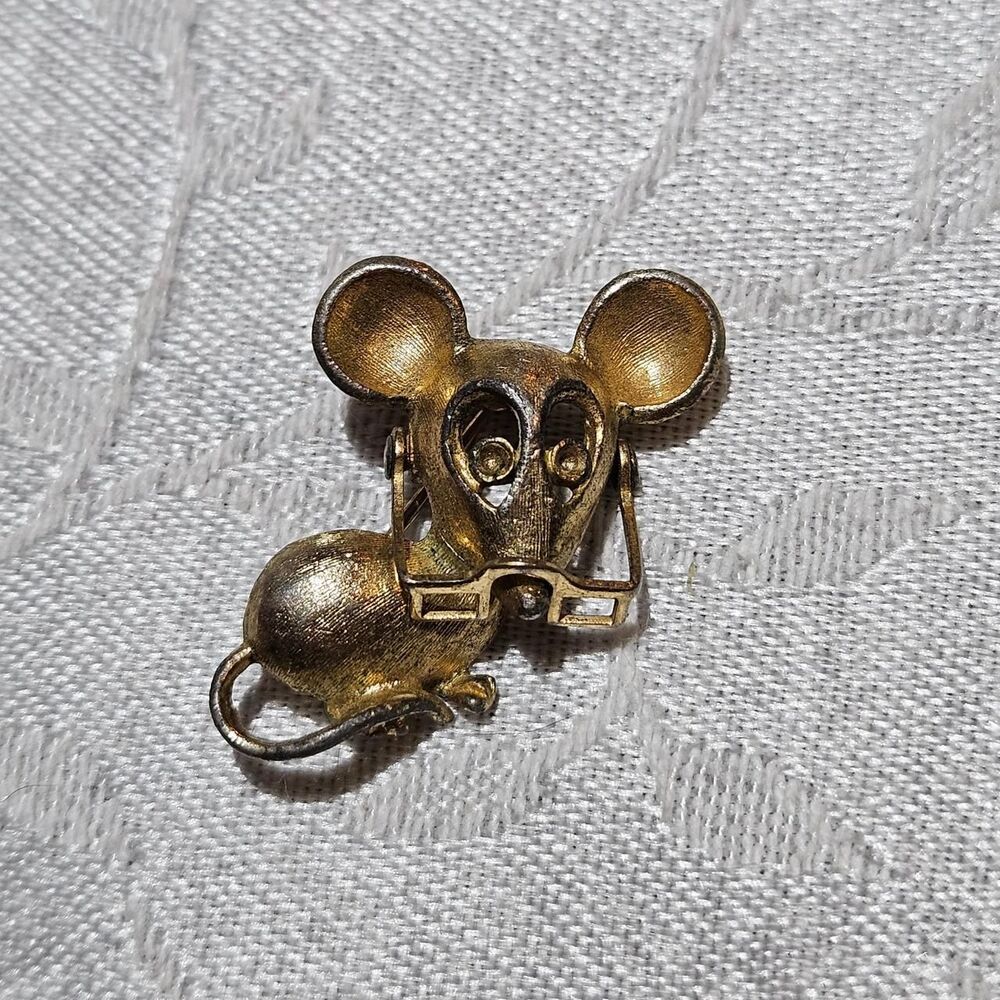 vintage twee whimsical mouse with glasses gold tone brooch